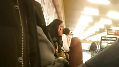 Sexy morena flaca sacude sus sexo de cholas polleronas bíceps y se masturba coño y anal con un enorme consolador