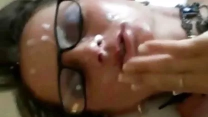 Una videos de cholitas xxx jovencita fue a la ducha a un hombre maduro.