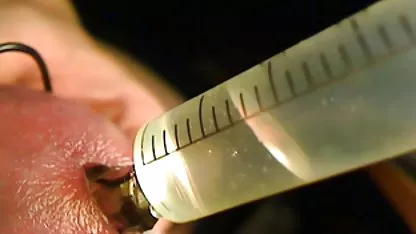 Enfermera rubia sexy baña a sus cholas con polleras cachando pacientes con una esponja