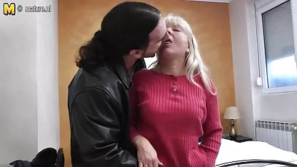 La mamá caliente Carly cholitasxxxbolivia Bell juega con su juguete favorito.