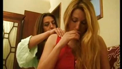 Un tío preocupado cholitas de pollera sexo muerde a los bebés pezones y se folla el coño