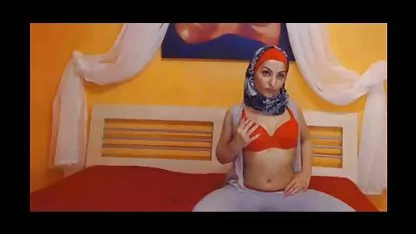 Sexy morena bromeó con pompas de jabón y coño xxx de las cholitas jodido