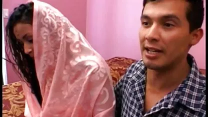 Vestida con xxx cholas medias negras muy eróticas, una morena sexy monta sus rodillas frente a un ladrón negro y con una inspiración indescriptible acaricia su polla gorda con labios calientes