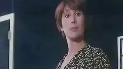 Morena en una habitación oscura y un palo cholas de pollera xxx que sobresale de la pared