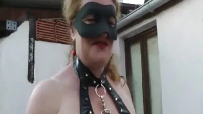 Madre ayuda video sexo cholitas a hija adoptiva de hacer frente a un gran grueso miembro Negro