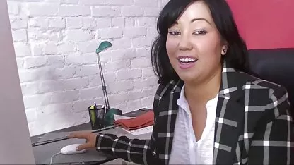 La hermosa morena, que compró videos cholitas xxx un grupo de vibradores en el sex shop y tiene un consolador, se apresura a ir a su cama favorita, en la que extiende sus deliciosas piernas, enciende la cámara y prueba estos juguetes para adultos, en su suave y suave gato