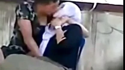 Dejando a su pequeña esposa completamente solo, el tío rico se fue a los negocios, y mientras tanto, la puta quería follar y no inventó nada videos xxx de cholitas mejor que rendirse a los limpiadores.