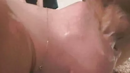 Chica joven y hermosa con tetas muy naturales bolivianas polleronas se masturba su coño afeitado con un juguete sexual recién comprado