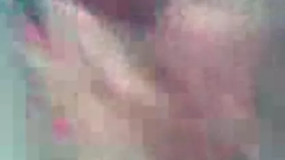 Dos bebés sensuales, una vez solos con un hombre joven y enérgico, muestran un mayor interés en el garrote del chico poderoso, que está ganando fuerza rápidamente en sus pantalones, y el chico sin un poco de videos de cholitas desnudas vergüenza es un puto puta excitado.
