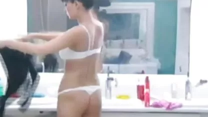 Un mi chola xxx tío calvo lame un dulce coño al asiático London Keyes y se la folla