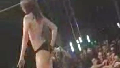 Una puta apasionada e insaciable chupa polla a cholitasxxxbolivia guardia de seguridad ansioso en la cámara
