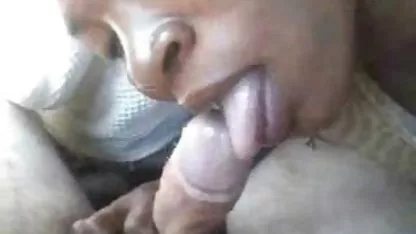 Una dama madura con formas bastante vertidas y deliciosas responde cholita linda xxx más que voluntariamente al hostigamiento vulgar de una joven estudiante que con gran inspiración desgarró este dulce rizo en su tierna boca.