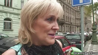 Rubia delgada con piercing en el potno de cholitas pezón folla a hombre lujurioso