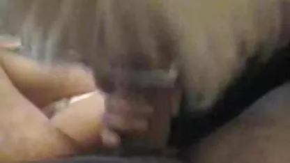 Una polla dura y musculosa se folla sexo de cholitas borrachas a una morena tetona en el sofá y su esposa lo toma todo en cámara