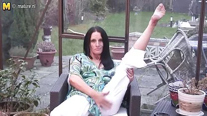 Mamá tetona se quitó los pantalones de su hijastro y comenzó videos de cholitas xxx a chuparlo y follarlo
