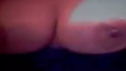 El chico lamió el coño sexo con cholita paceña de una joven morena y le metió una polla en el anal.