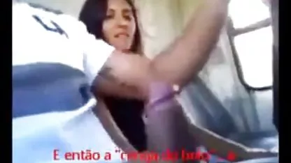 Galya se xnx cholitas masturba en el asiento trasero de su auto.