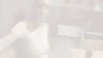 Suave y gradualmente, Woodman despidió a la chica para que se desnudara, cholita xxx comenzó a acariciar su coño, y cuando finalmente se liberó, la atrapó en el culo.