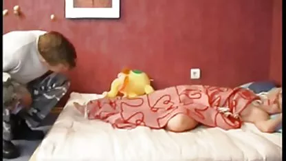 Tres lesbianas calientes follan en el sofá cholas borrachas xxx